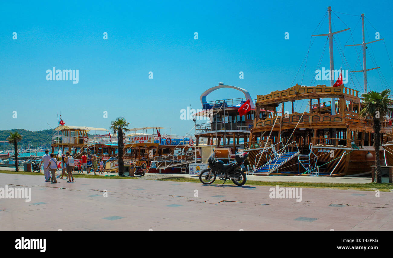 Ayvalik, Balikesir/Türkei - am 11. Juli 2015: einem kleinen Platz im Zentrum von Ayvalik Bezirk Stockfoto