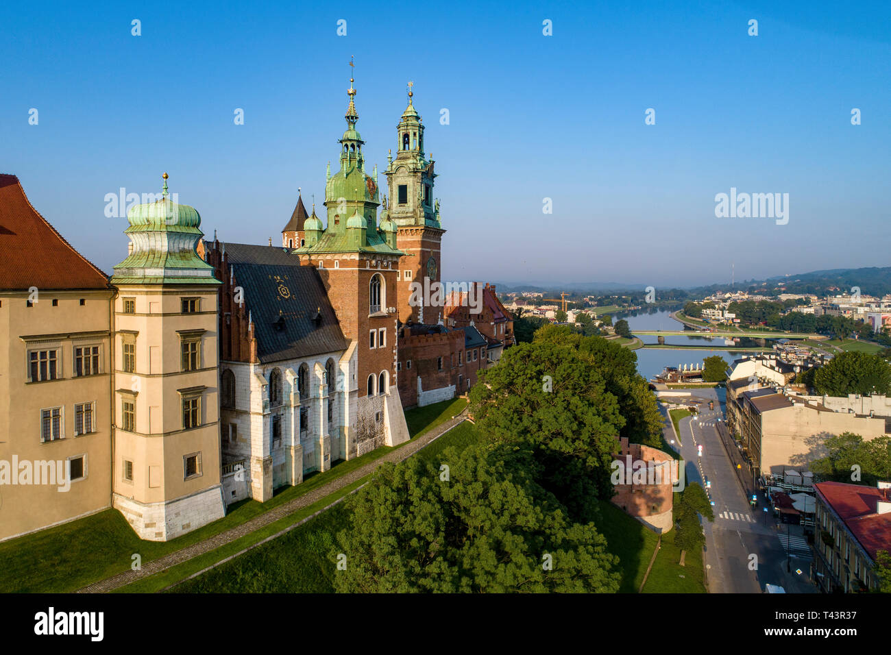 Krakau, Polen. An der historischen Kathedrale auf dem Wawel Royal Castle und die Weichsel mit einer Brücke. Luftaufnahme im Sonnenaufgang Licht in den frühen Morgenstunden im Sommer Stockfoto