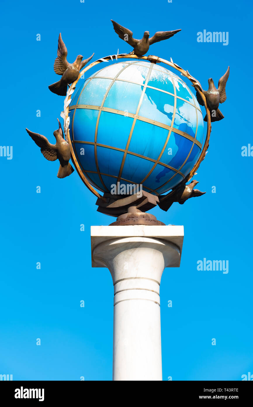 Kiew, Ukraine, 31. März 2019 - Die Statue einer blauen Erdkugel mit Friedenstauben um es in Kiew, Independence Square, Kiew, Ukraine. Stockfoto