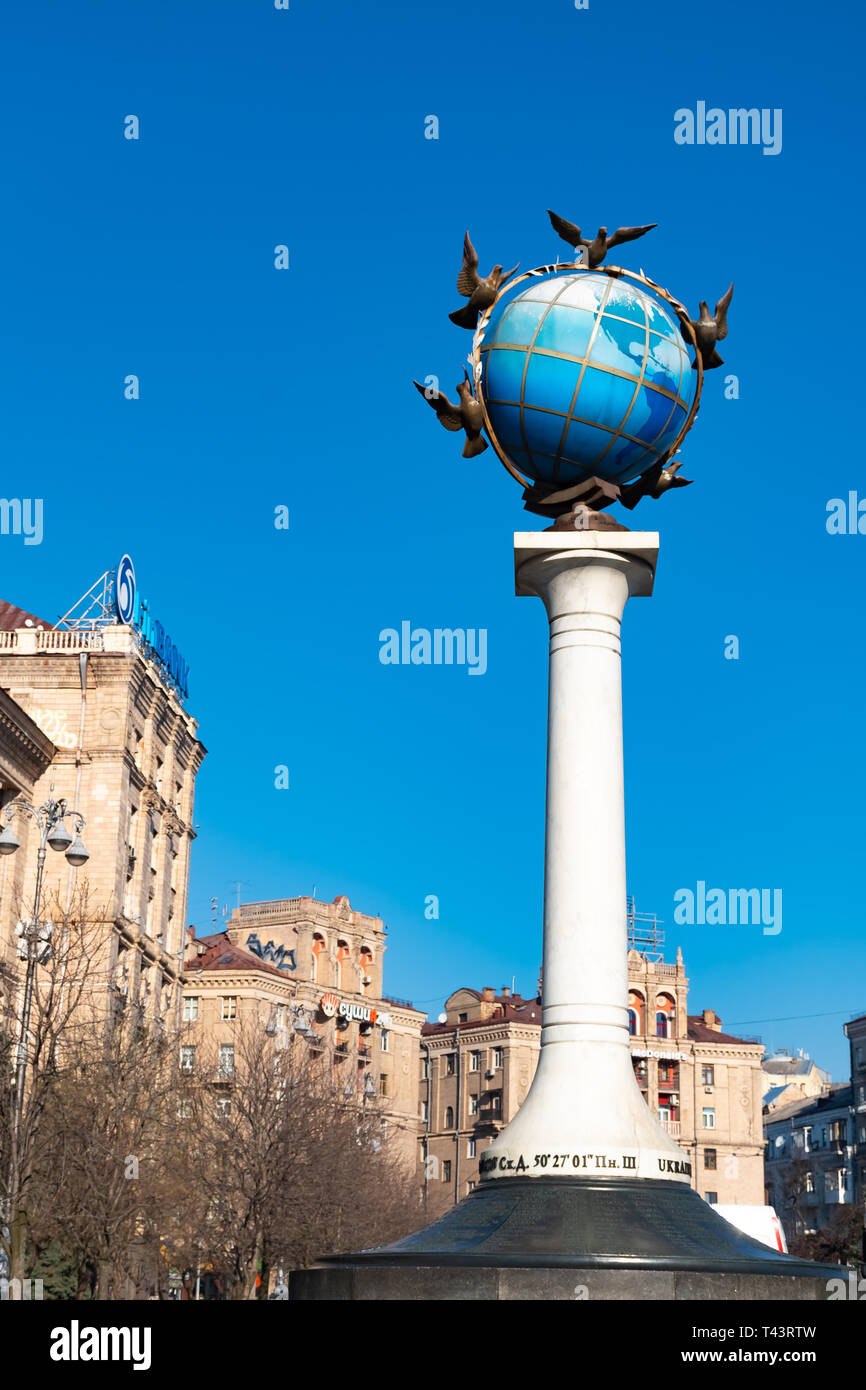 Kiew, Ukraine, 31. März 2019 - Die Statue einer blauen Erdkugel mit Friedenstauben um es in Kiew, Independence Square, Kiew, Ukraine. Stockfoto