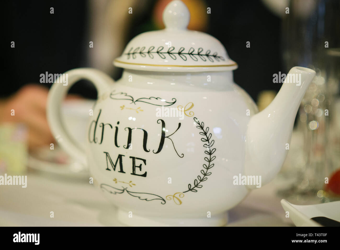 Teekanne mit Trinken, mich auf geschrieben. Mad Hatter's Tea Party Stockfoto