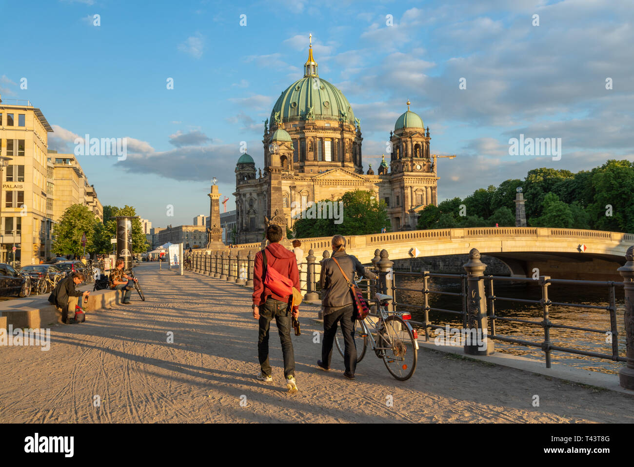 Junges Paar zu Fuß entlang der Ufer der Spree gegenüber dem Berliner Dom, Mitte, Berlin, Deutschland Stockfoto