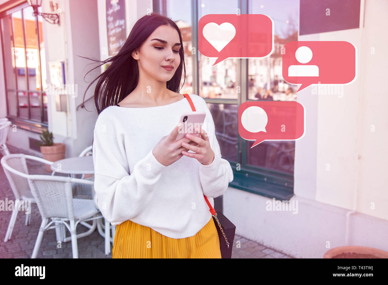 Schönheit junge Erwachsene Mädchen mit Smartphone auf Outdoor mit Social Media Icons Stockfoto