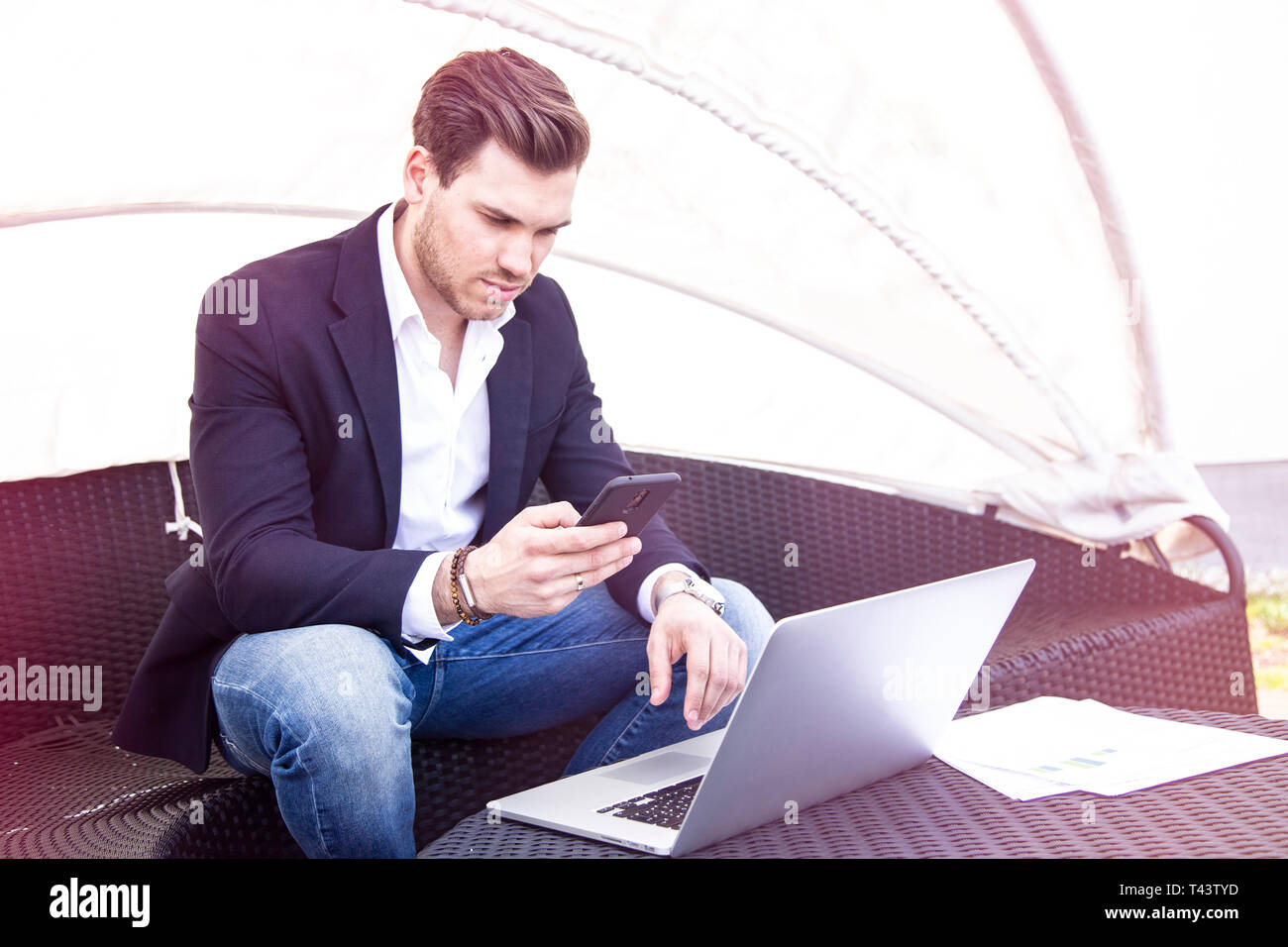 Stilvolle junger Erwachsener Charmante gut aussehender Geschäftsmann Arbeiten am Laptop im Freien Stockfoto