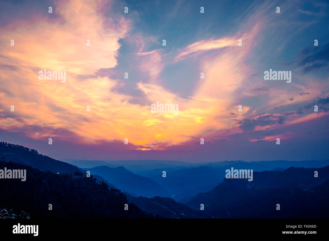 Landschaftsansicht bei Sonnenuntergang über schneebedeckten Panchchuli Gipfeln fallen in der großen Himalaya-Bergkette von Pithoragarh, Kumaon Region, Uttrakhand. Stockfoto