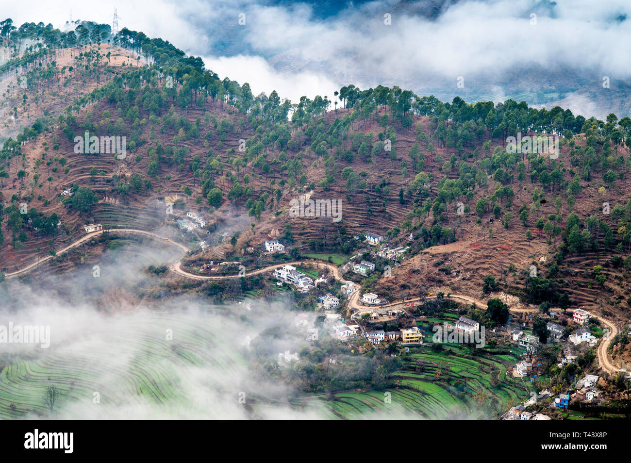 Wolken sammelten sich über dem malerischen Bergdorf Pithoragarh, Uttarakhand. Indien Stockfoto