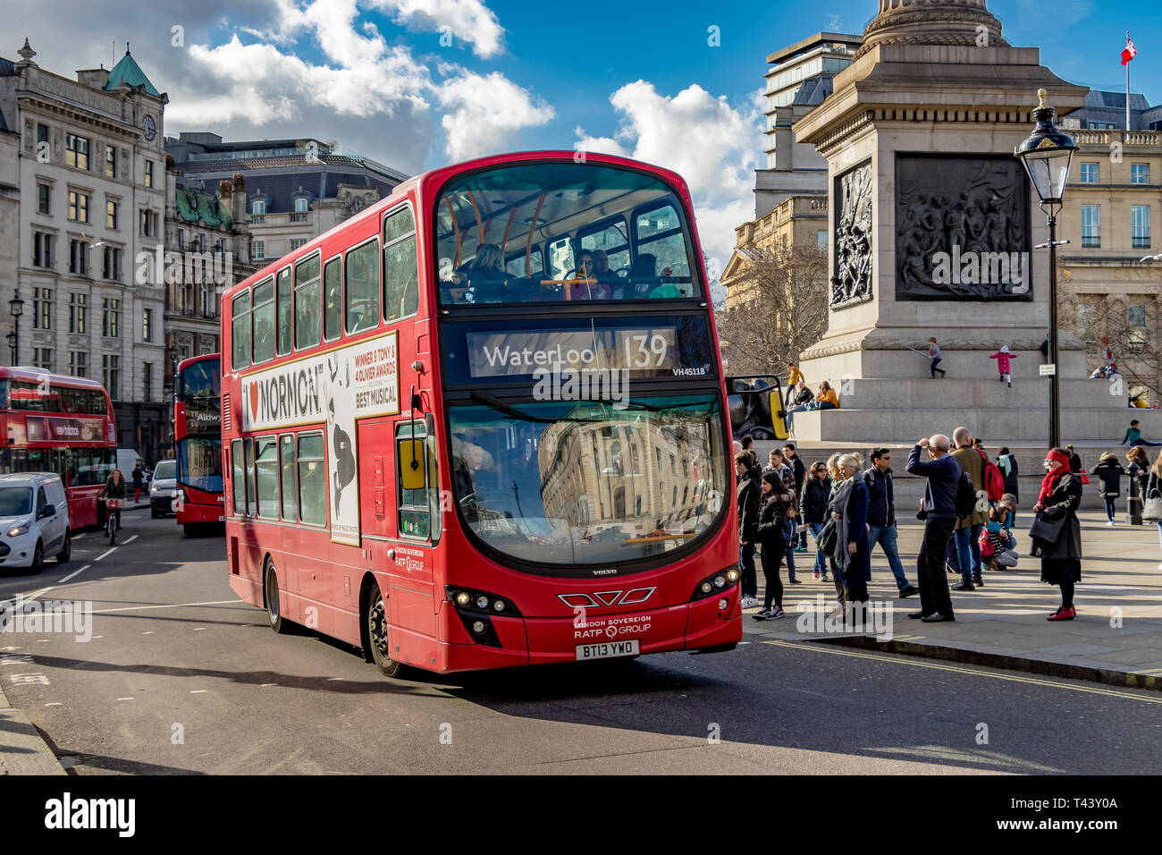 Ein Londoner Bus der Linie 139 fährt auf dem Weg nach Waterloo, London, Großbritannien, am Trafalgar Square vorbei Stockfoto