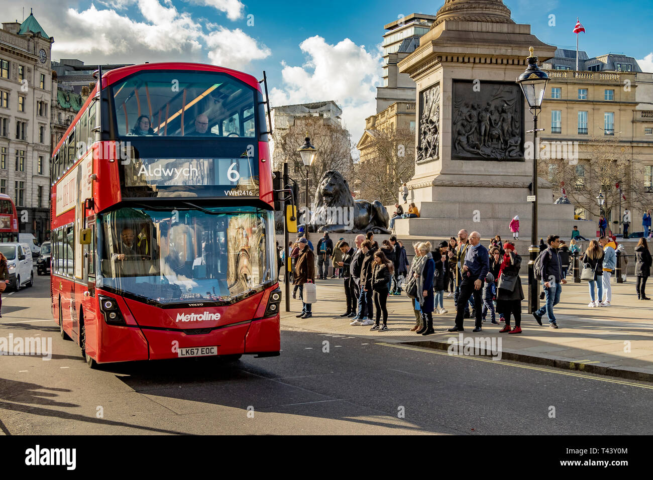 Ein Londoner Bus der Linie 6 fährt auf dem Weg nach Aldwych, London, Großbritannien, am Trafalgar Square vorbei Stockfoto