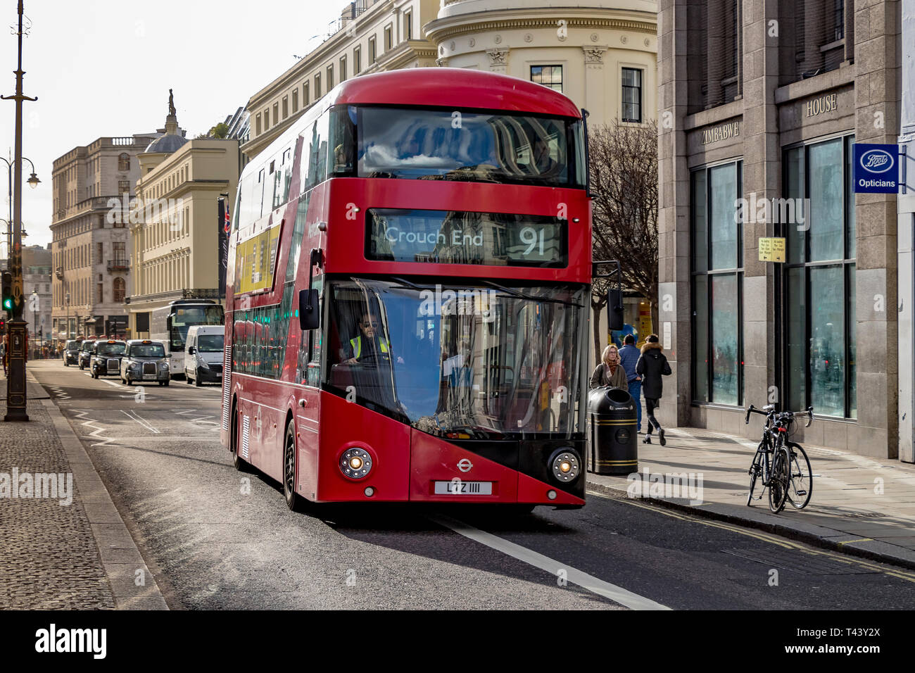Ein Doppeldeckerbus der Linie 91 in London fährt entlang des Strand, London, Großbritannien Stockfoto