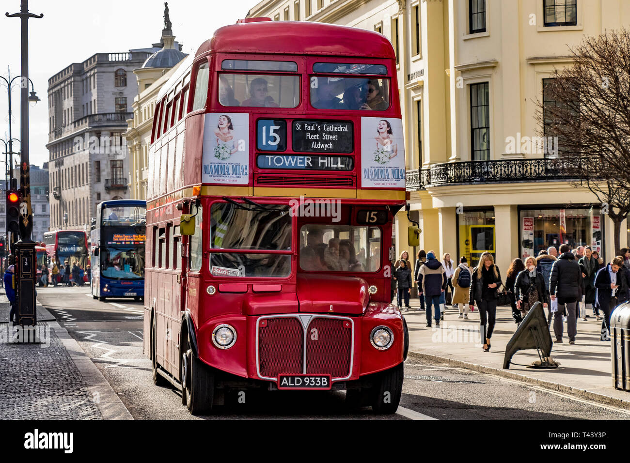London Bus Route 15 Heritage Routemaster macht seinen Weg entlang des Strand auf dem Weg nach Tower Hill, London, Großbritannien Stockfoto