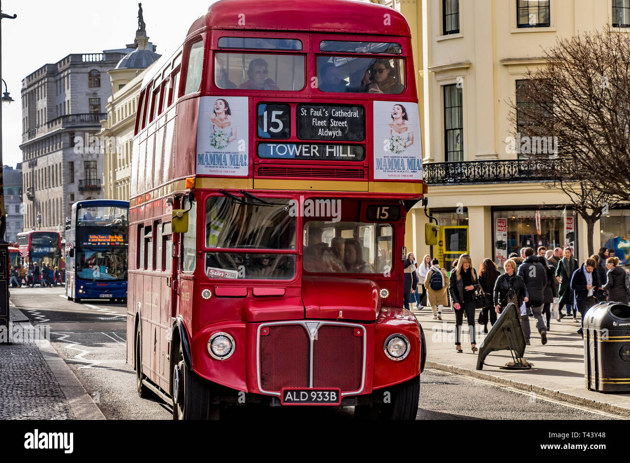 London Bus Route 15 Heritage Routemaster macht seinen Weg entlang des Strand auf dem Weg nach Tower Hill, London, Großbritannien Stockfoto