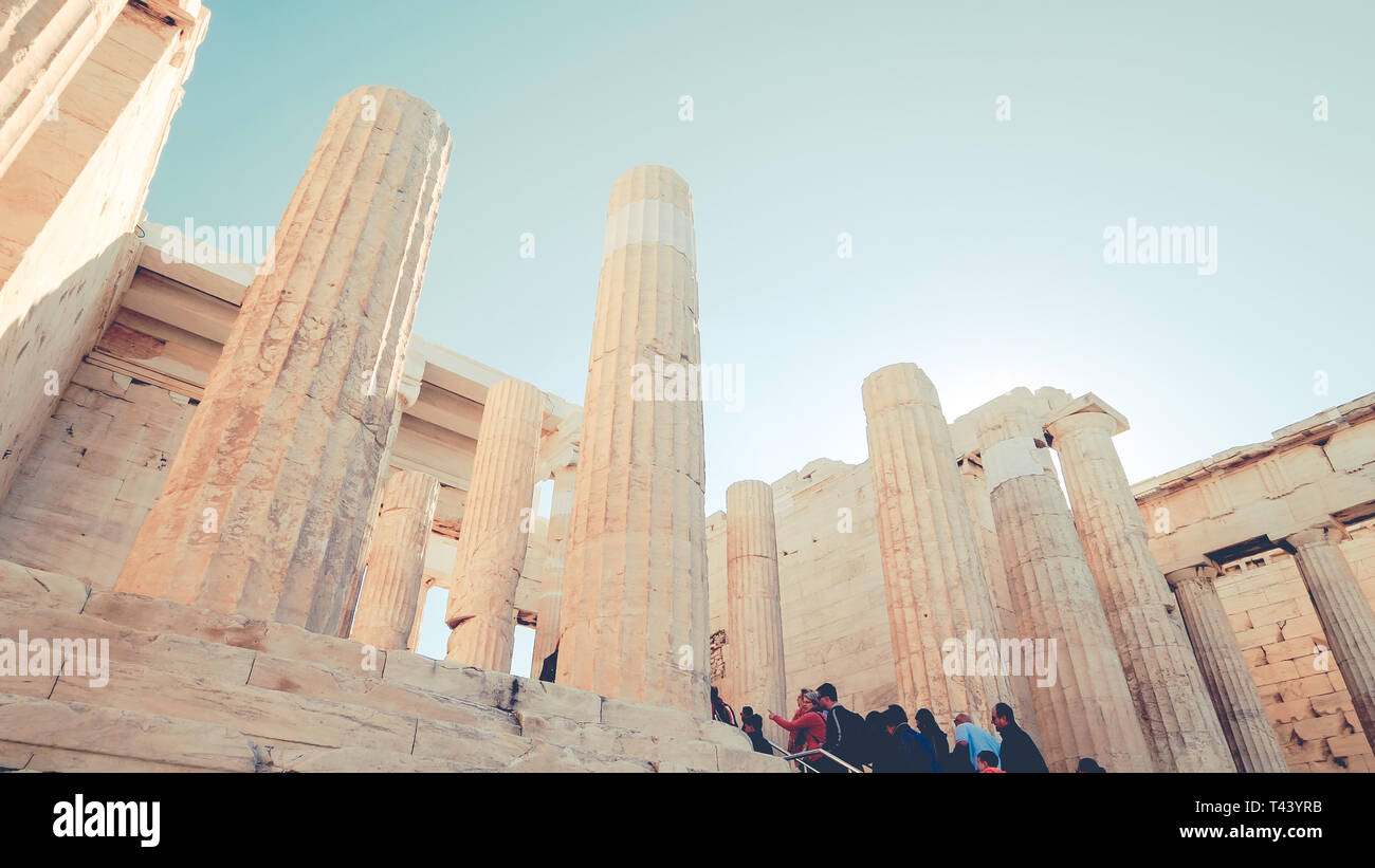 Touristen besuchen die antike Ruine des Propylaia an der Akropolis in Athen, Griechenland Stockfoto