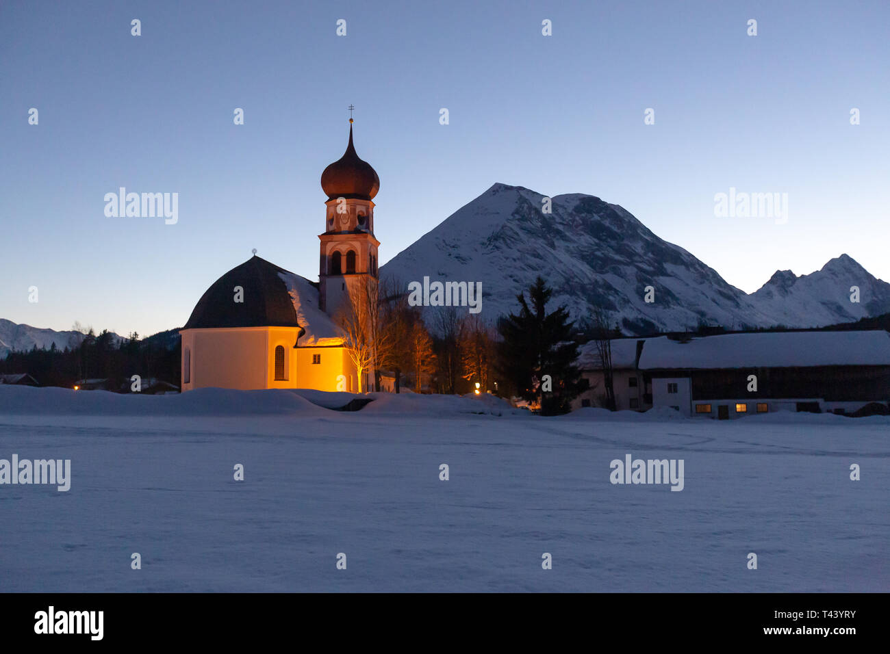 Kirche St. Magdalena. Wintersaison. Leutasch. Österreichische Alpen. Europa. Stockfoto