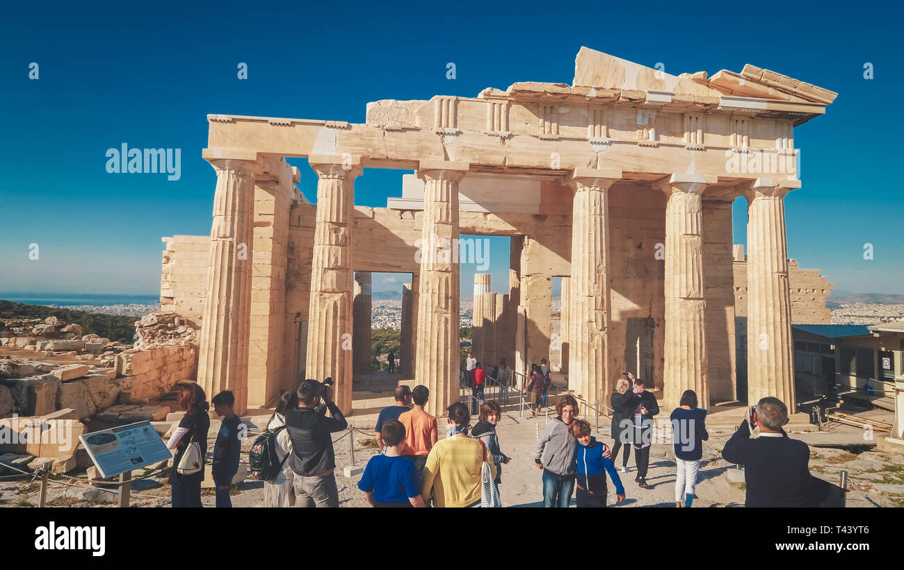 Touristen besuchen die antike Ruine an der Akropolis in Athen, Griechenland Stockfoto