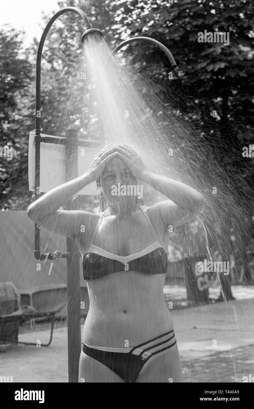 Junge Frau eine eiskalte Dusche im Freien auf einem Campingplatz Schwimmbad 70er Ungarn Stockfoto