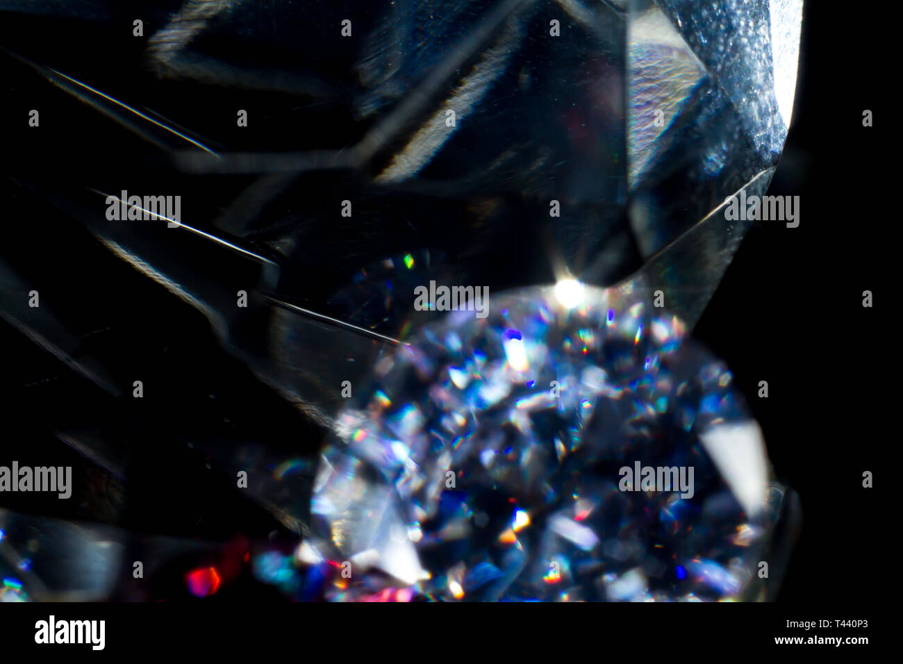 Extrem close-up von Swarovski Kristalle auf einem schwarzen Spiegelfläche, Weichzeichner und Bokeh, freier Platz für Text. Stockfoto