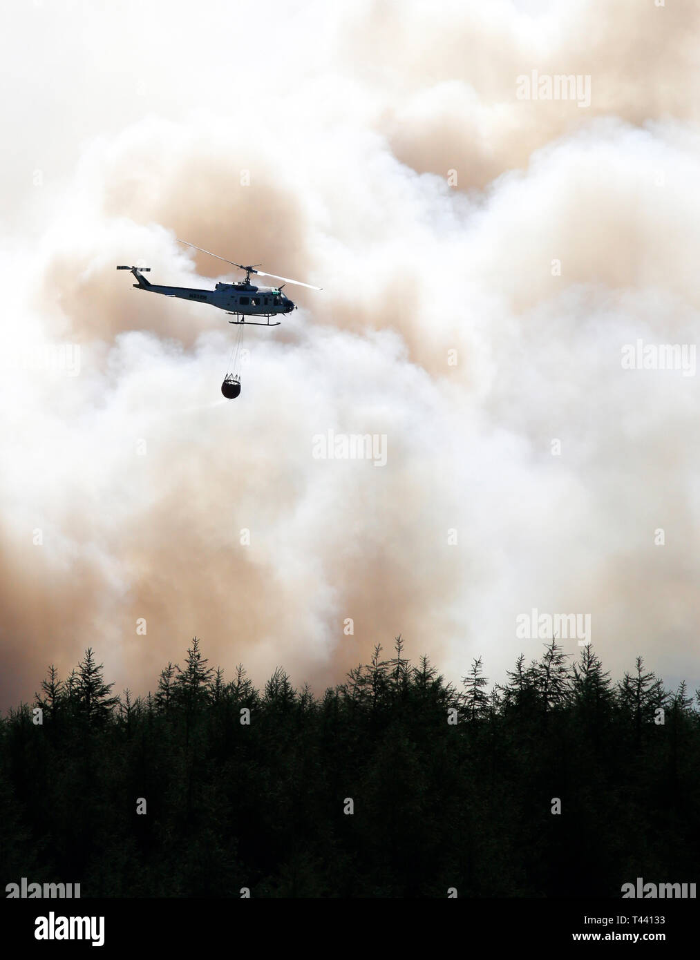 Hubschrauber Brandbekämpfung im Winter Hill, Sommer 2018 Stockfoto