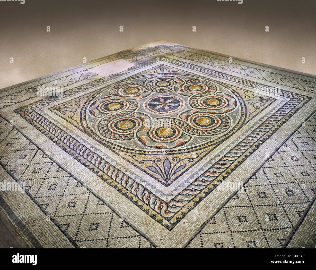 Römische Mosaiken - Geometrische Mosaik. Dionysos Villa alten Zeugama, 2. - 3. nachchristlichen Jahrhundert. Das Zeugma Mosaic Museum, Gaziantep, Türkei. Gegen eine Kunst bac Stockfoto