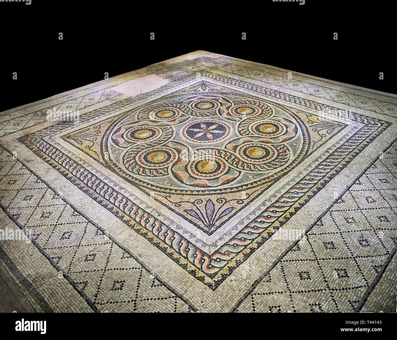 Römische Mosaiken - Geometrische Mosaik. Dionysos Villa alten Zeugama, 2. - 3. nachchristlichen Jahrhundert. Das Zeugma Mosaic Museum, Gaziantep, Türkei. Vor einem Schwarzen ba Stockfoto