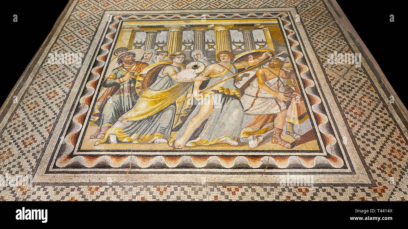 Römische Mosaiken - Achilles Mosaik. Alte Zeugama, 2. - 3. nachchristlichen Jahrhundert. Das Zeugma Mosaic Museum, Gaziantep, Türkei. Vor einem schwarzen Hintergrund. Stockfoto