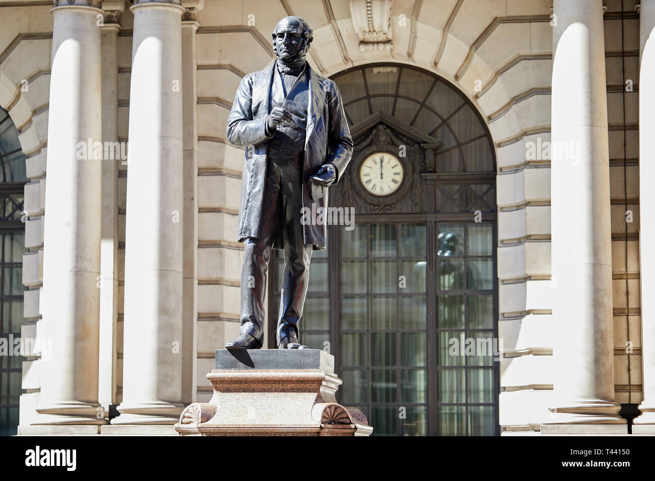 London, Großbritannien. - 10. April. Statue von Rowland Hill, Gründer der Penny post, außerhalb der ehemaligen Hauptsitz der London General Post Office. Stockfoto