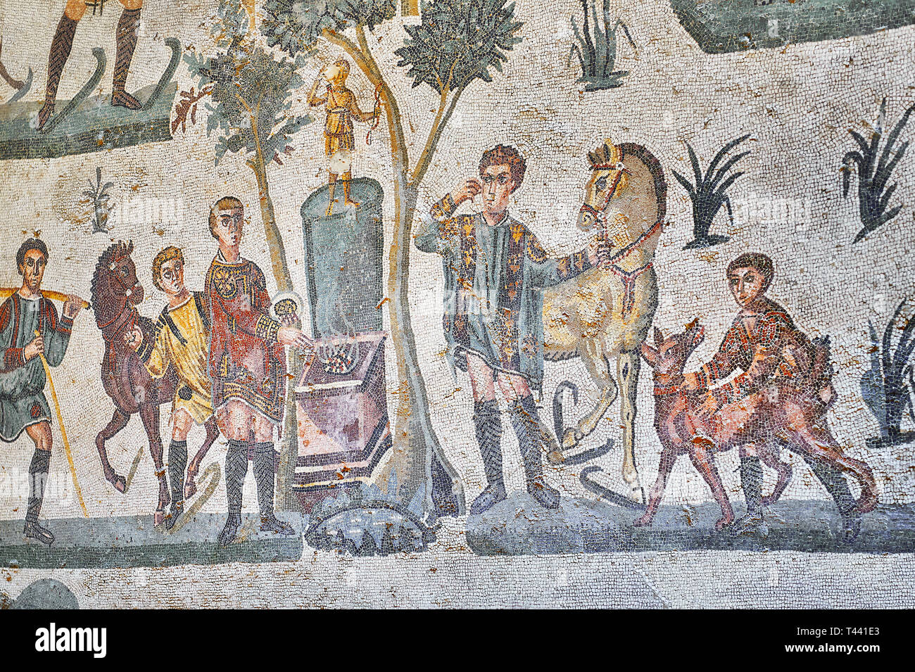 Nahaufnahme Detail Bild der römischen Mosaiken der Kleine Jagd, Angebote an  einem Altar, Zimmer Nr. 24 in der Villa Romana del Casale Stockfotografie -  Alamy