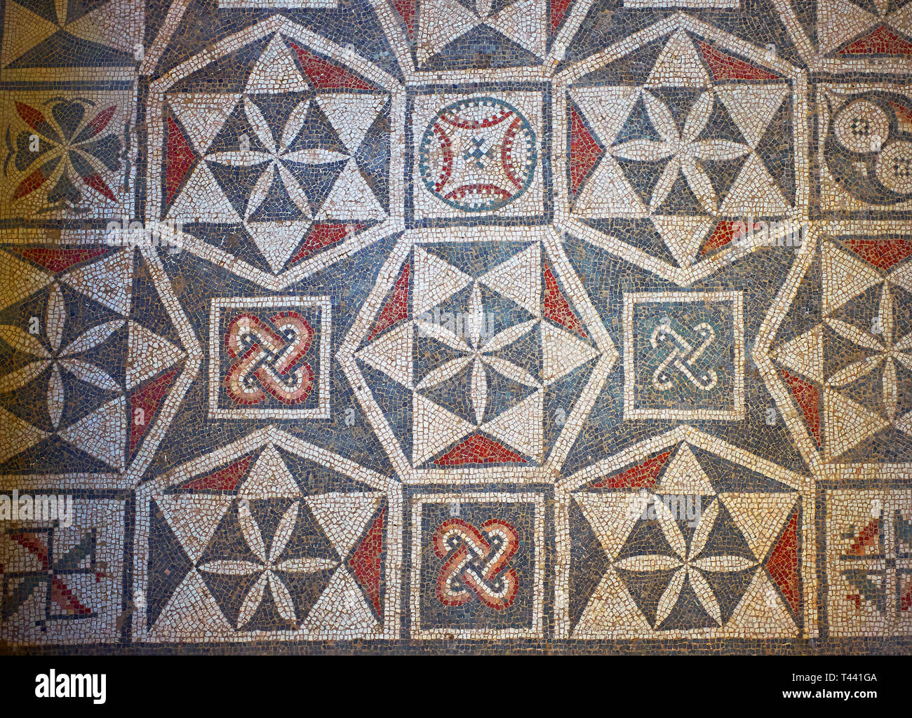 Nahaufnahme Bild der römischen Mosaiken der Interlying Hauswirtschaftsraum mit geometrischen Mosaik Muster, Zimmer Nr. 18 in der Villa Romana del Casale, f Stockfoto