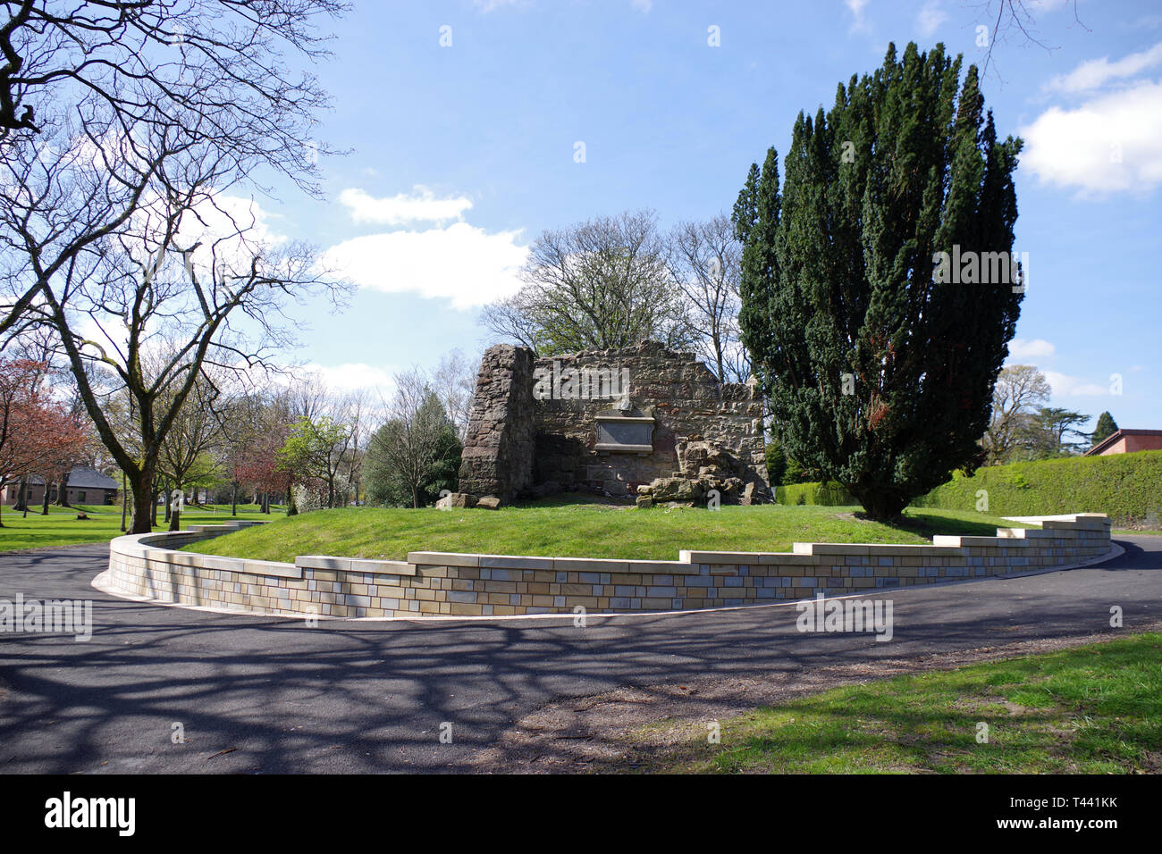 Die Ruinen der alten Pfarrkirche und Begräbnisstätte der Dixon Familie, waren reiche Hersteller von Krone Glas, in Levengrove Park Stockfoto