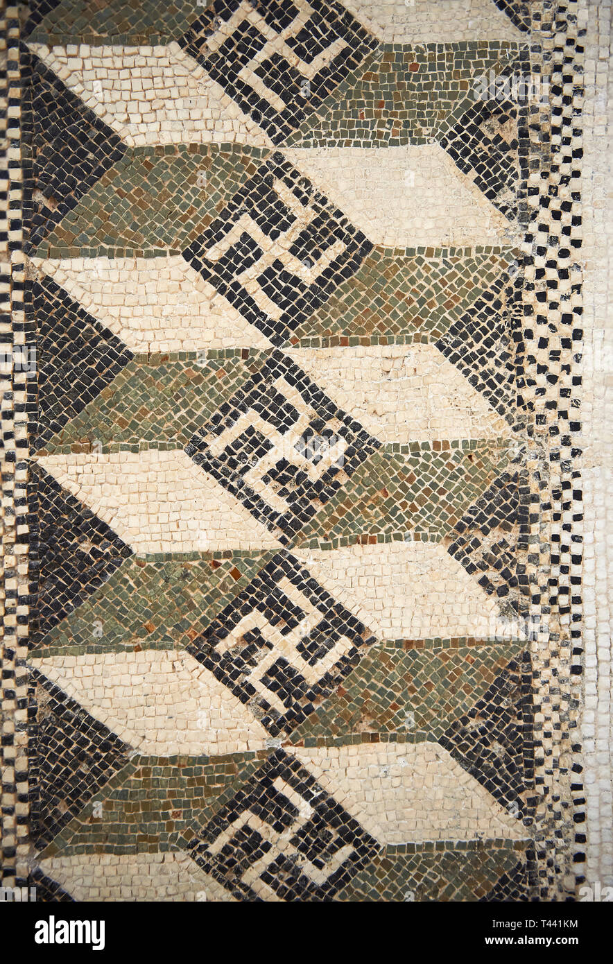 Bilder der geometrischen Hakenkreuz Grenze römische Mosaik mit 3D-Blöcke und eine swastica Design von einem Four Seasons Mosaik, aus dem Maison de la D Stockfoto