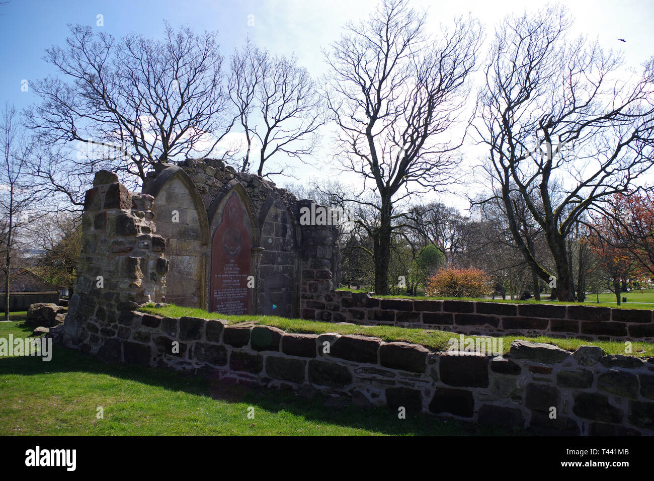 Die Ruinen der alten Pfarrkirche und Begräbnisstätte der Dixon Familie, waren reiche Hersteller von Krone Glas, in Levengrove Park Stockfoto