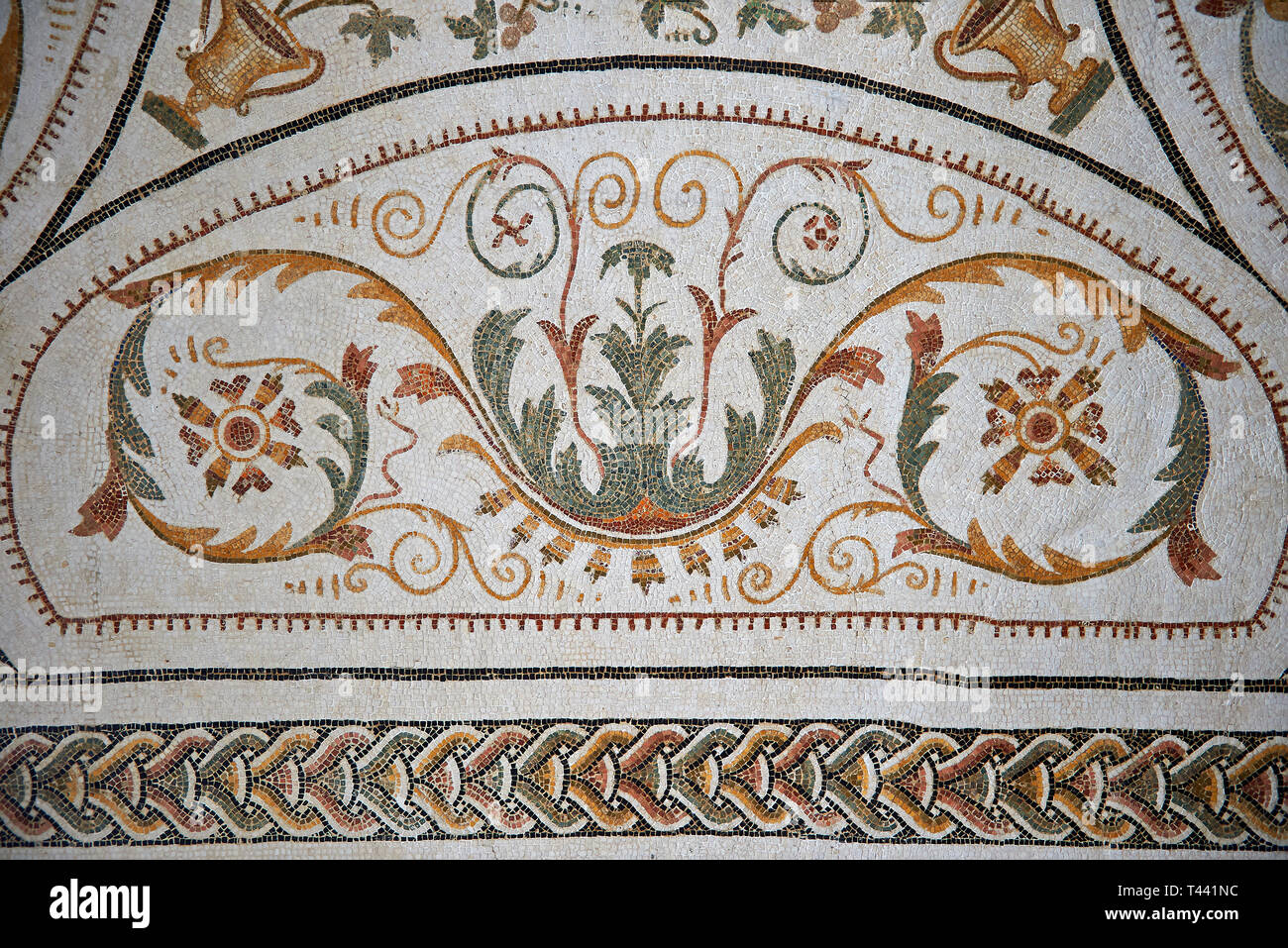 Bild eines römischen Mosaiken Entwurf mit einer geometrischen Ranke Designs aus einer Dionysos Mosaik. Die alte römische Stadt Thysdrus. 2. El Stockfoto
