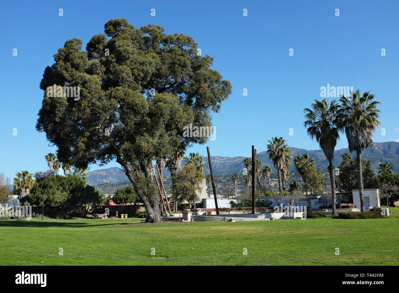 SANTA BARBARA, Kalifornien - 12. APRIL 2019: Chase Palm Park Liegewiese und Spielplatz. Ein öffentlicher Park entlang der Uferpromenade mit Spiel-, Teich, Picknickplätze Stockfoto