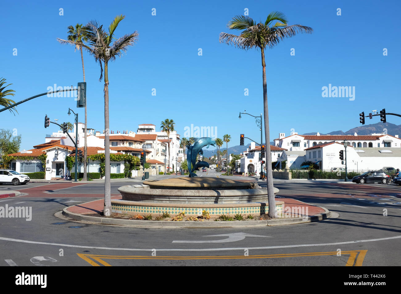 SANTA BARBARA, Kalifornien - 12. APRIL 2019: State Street aus dem Delphin Statue zu Stearns Wharf gesehen. Stockfoto