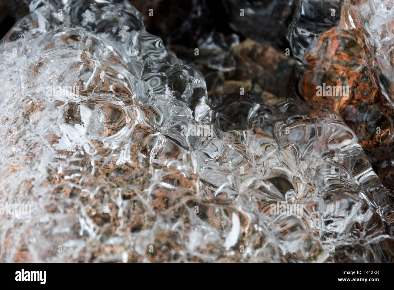 Ungewöhnliche Eisformationen unter tropfenden Eiszapfen. Stockfoto