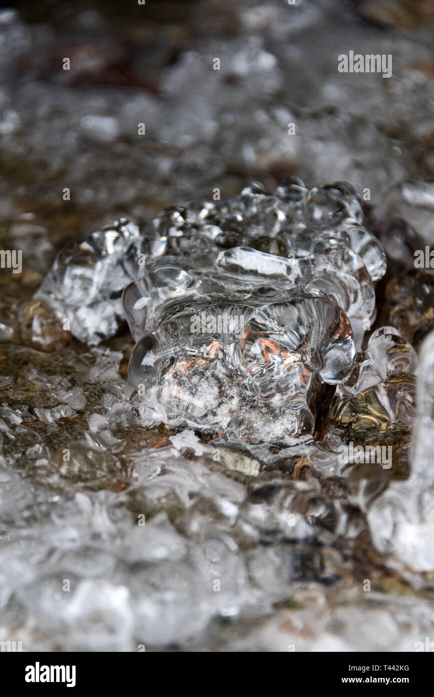 Ungewöhnliche Eisformationen unter tropfenden Eiszapfen. Stockfoto