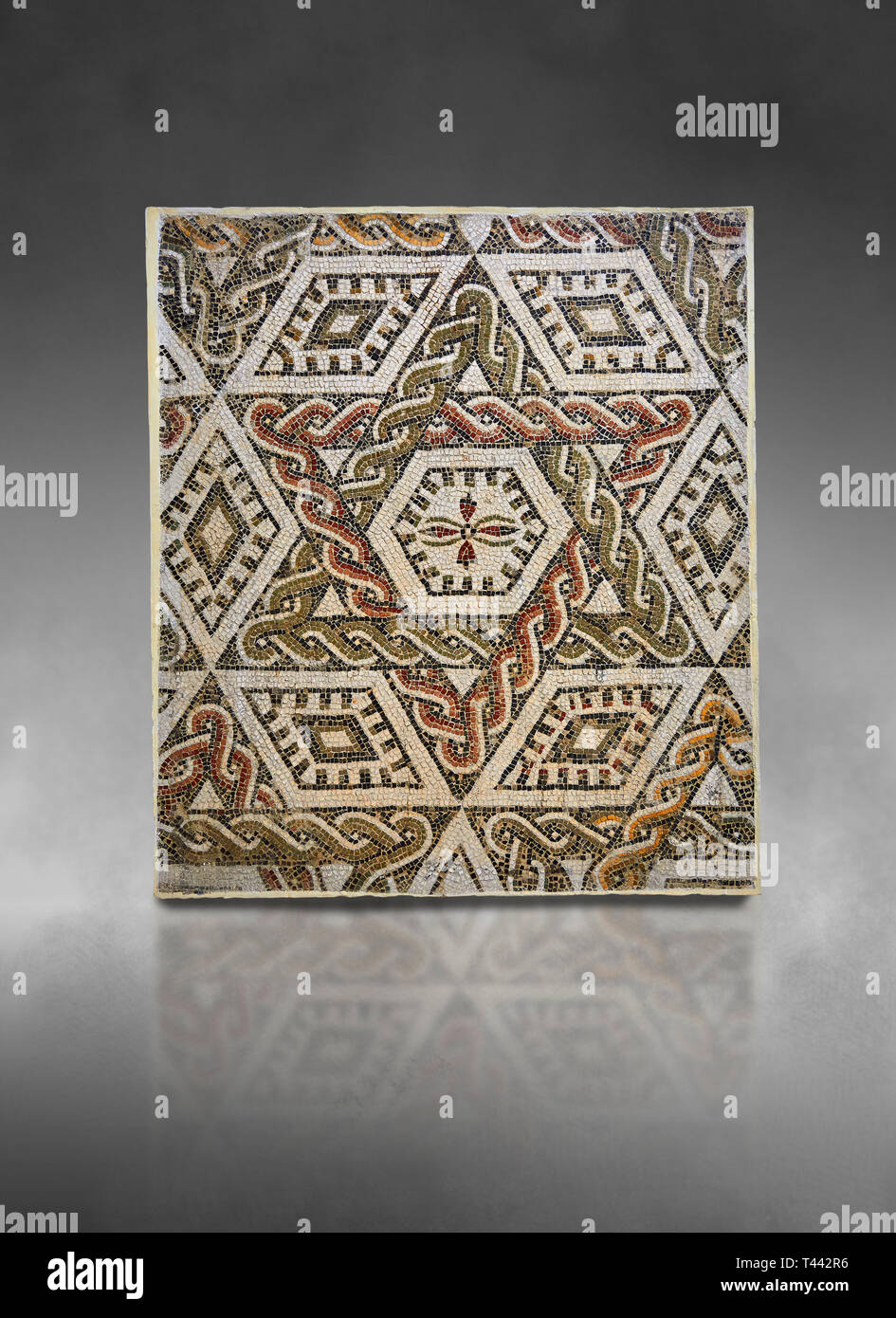 Bilder von einem geometrischen römischen Mosaiken mit einem Sechseck in der Mitte in der Mitte der Kreuzförmigen von Blumen, von der antiken römischen Stadt. Stockfoto