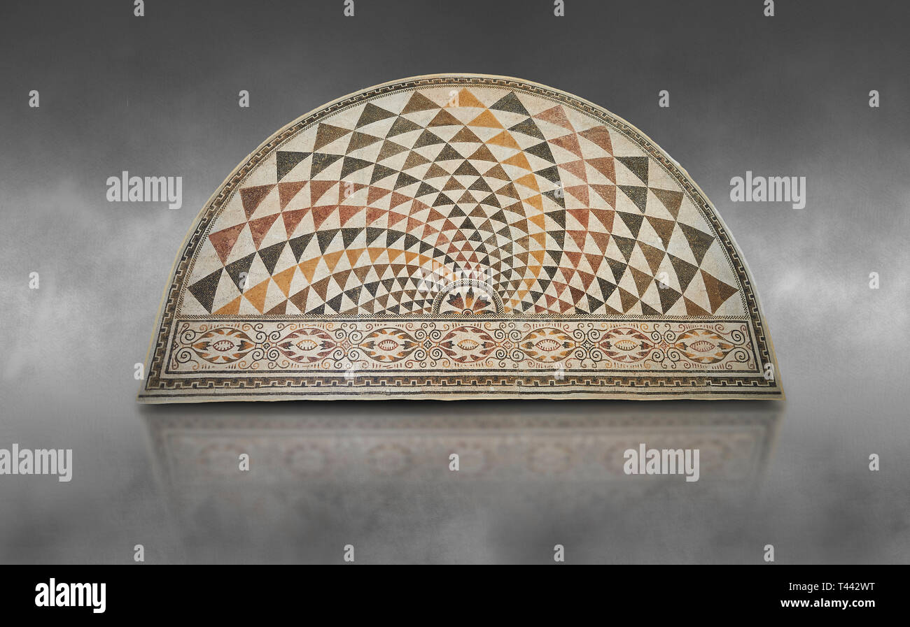 Bilder von einem römischen Mosaiken aus einer Apsis, ein Fan von bunten Dreiecken und Weinstock blättrig blättert, von der antiken römischen Stadt Thysdrus Stockfoto