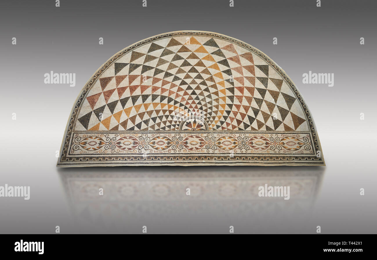 Bilder von einem römischen Mosaiken aus einer Apsis, ein Fan von bunten Dreiecken und Weinstock blättrig blättert, von der antiken römischen Stadt Thysdrus Stockfoto