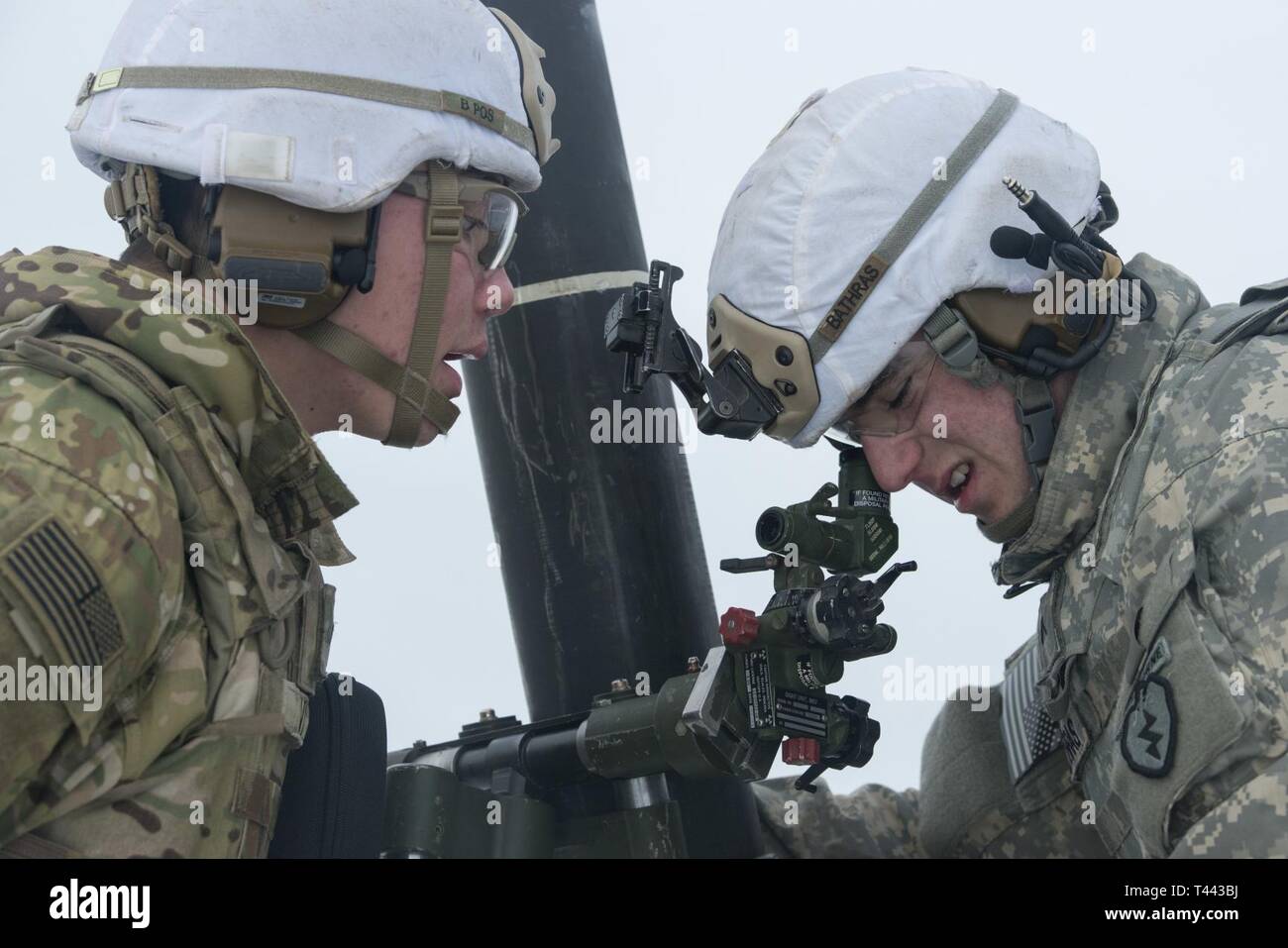 Armee Fallschirmjäger für die Zentrale und die Konzernzentrale, 3rd Battalion, 509Th Parachute Infantry Regiment zugeordnet, 4 Infantry Brigade Combat Team (Airborne), 25 Infanterie Division, U.S. Army Alaska, Einrichten einer M121 120 mm Mörser System während der Live-Fire Training auf malemute Drop Zone, Joint Base Elmendorf-Richardson, Alaska, 13. März 2019. Die Soldaten ihre crew Waffenfertigkeiten durch Feuer Missionen die Nutzung der M224 und M121 60 mm 120 mm Mörser Systeme serviert. Stockfoto