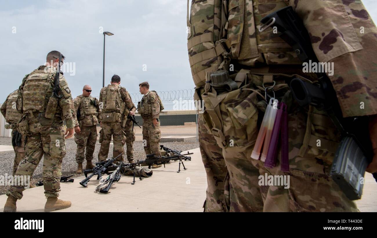 Us-Soldaten im Osten Afrika Response Force (EVFF), zur Unterstützung von Combined Joint Task Force-Horn von Afrika bereitgestellt, Durchführung von Pre-bekämpfung Kontrollen während einer Bereitstellung Antwort Übung im Camp Lemonnier, Dschibuti, März 13, 2019 zugeordnet. Die evff bietet eine breite Palette an schnell einsetzbare militärische Fähigkeiten amerikanischer Interessen auf dem afrikanischen Kontinent zu schützen jede Bedrohung auftreten sollte. Stockfoto