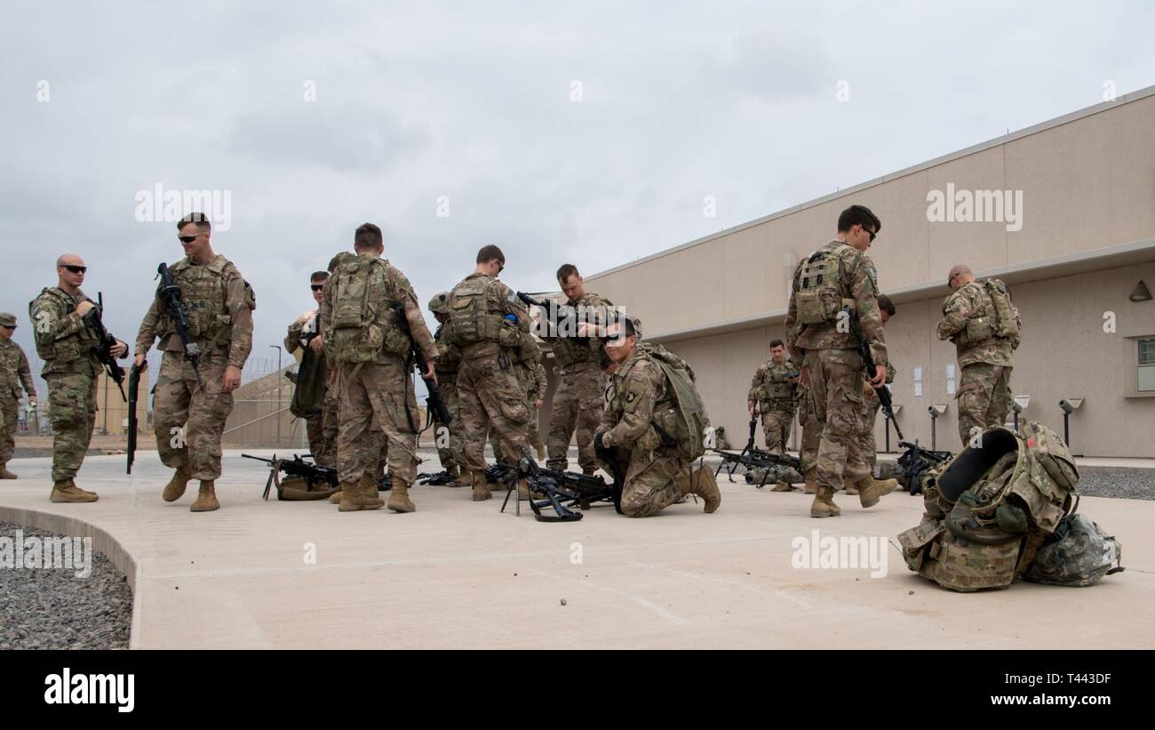 Us-Soldaten im Osten Afrika Response Force (EVFF), zur Unterstützung von Combined Joint Task Force-Horn von Afrika bereitgestellt, Durchführung von Pre-bekämpfung Kontrollen während einer Bereitstellung Antwort Übung im Camp Lemonnier, Dschibuti, März 13, 2019 zugeordnet. Die evff bietet eine breite Palette an schnell einsetzbare militärische Fähigkeiten amerikanischer Interessen auf dem afrikanischen Kontinent zu schützen jede Bedrohung auftreten sollte. Stockfoto