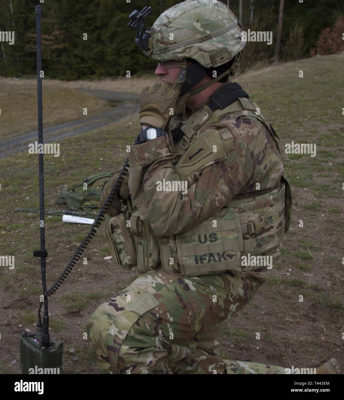 Us-Armee SPC. Noah Park, mit 2Nd Battalion, 34th Armored Regiment, 1st Armored Brigade Combat Team, 1.Infanterie Division kommuniziert mit dem Turm bei Grafenwöhr Training Area, Deutschland, 13. März 2019. Die2-34 ist in Fort Riley, Kansas und ist derzeit auf Osteuropa zur Unterstützung der Atlantischen Lösung bereitgestellt. Stockfoto