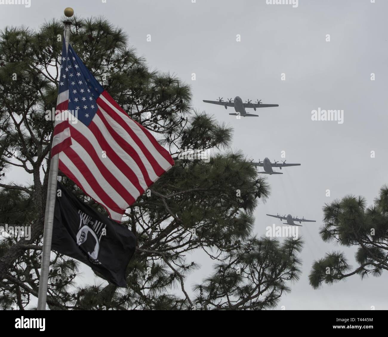 Ein AC-130J Ghostrider gunship mit dem 73 Special Operations Squadron, AC-130 U Spooky mit der 4. SOS und eine AC-130 W Stinger II mit dem 16 SOS, Cannon Air Force Base, New York, fliegen Sie über den Jockey-14 25. Jahrestag Gedenkveranstaltung in Hurlburt Field, Florida, 14. März 2019. Jockey-14 erlebt eine Explosion, die getötet Acht der 14 Aircrew Mitglieder, die Unterstützung der Betrieb weiterhin Hoffnung II in Somalia waren. Stockfoto