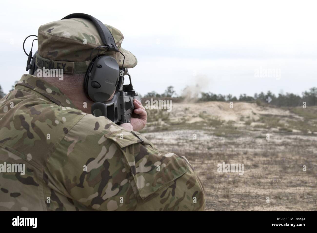 U.S. Army Chief Warrant Officer 5 Clarence Shockley, Leiter der Standards bei der National Guard Bureau, Brände die G 36 Rifle während der deutschen Streitkräfte Proficiency Abzeichen Qualifikation, 16. März 2019 in Fort Jackson, South Carolina. Für die amerikanischen Soldaten, ist dies oft, wenn Sie das erste Mal behandelt haben und diese Waffen abgefeuert. Die Gassen bestand aus vier Positionen und 16 Ziele mit 30 Sekunden, um die Ziele zu engagieren. Amerikanische und deutsche Soldaten ausgebildet und zusammen März 15-17 konkurriert, Kameradschaft zu bauen, Beziehungen und körperliche Fitness und taktische Fähigkeiten Kenntnisse verbessern. Stockfoto