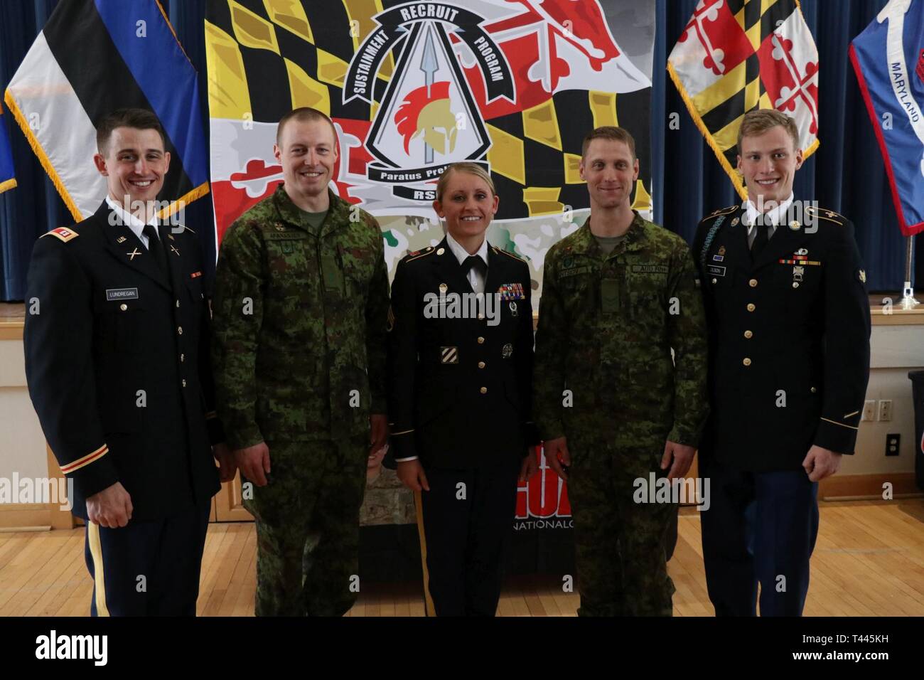 Gewinner der Maryland Army National Guard besten Krieger des Wettbewerbs werden im Rahmen einer Abschlussveranstaltung in Edgewood, Md., 17. März 2019 anerkannt. Auf dem Foto von links nach rechts ist Kapitän Ryan Lundregan mit der Joint Force Headquarters, 2 Lt Aleksandr Afanasjev mit der estonian Defence Force, Staff Sgt. Cassandra Schwarz mit der 2Nd Battalion, 70th Regiment, Staff Sgt. Kalmer Antsov mit der estonian Defence Force, und SPC. Hunter Olson mit dem Delta Co., 175 Infanterie. Der Wettbewerb ist ein mehrtägiger Marathon von mentalen und physischen Prozesse, indem diese Elite Service Mitglieder der Stockfoto