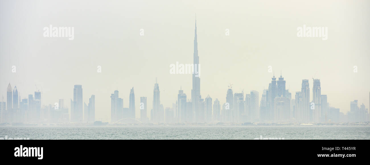 Atemberaubende Aussicht auf die Skyline von Dubai mit den herrlichen Burj Khalifa und viele andere Türme, Hochhäuser und Gebäude. Stockfoto