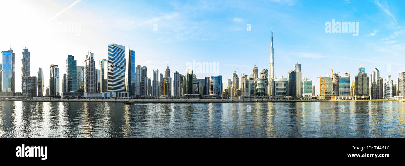 Atemberaubende Aussicht auf die Skyline von Dubai mit den herrlichen Burj Khalifa und viele andere Gebäude. Stockfoto