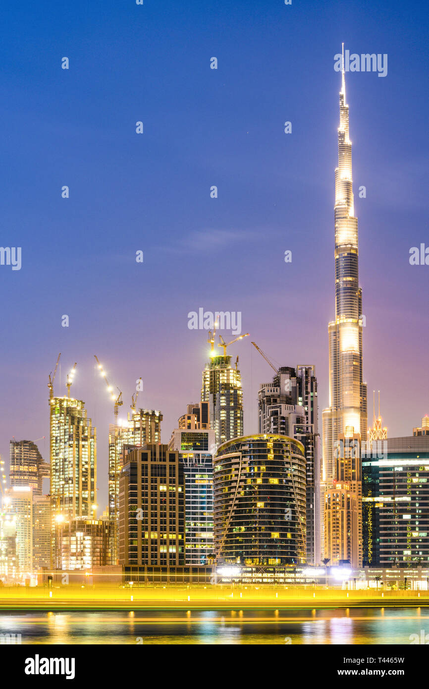Atemberaubende Aussicht Auf Die Beleuchtete Skyline Von Dubai Bei Sonnenuntergang Mit Den Herrlichen Burj Khalifa Und Vielen Anderen Gebauden Und Wolkenkratzern Stockfotografie Alamy