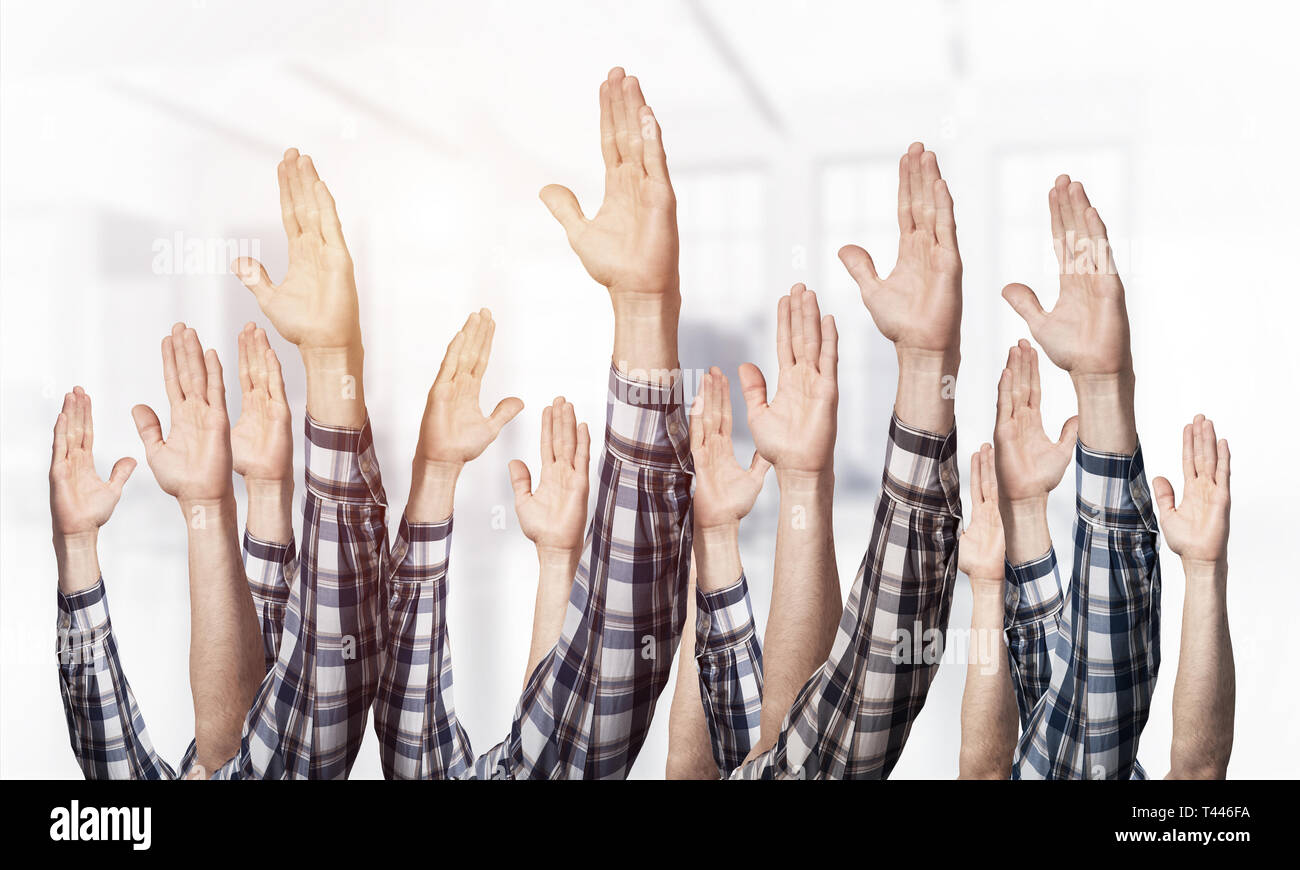 Zeile des Menschen Hände sichtbar Abstimmung Geste. Die Teilnahme und die Vereinbarung Gruppe von Zeichen. Menschliche Hände gestikulierend auf leicht verschwommenen Hintergrund. Viele arme Rais Stockfoto