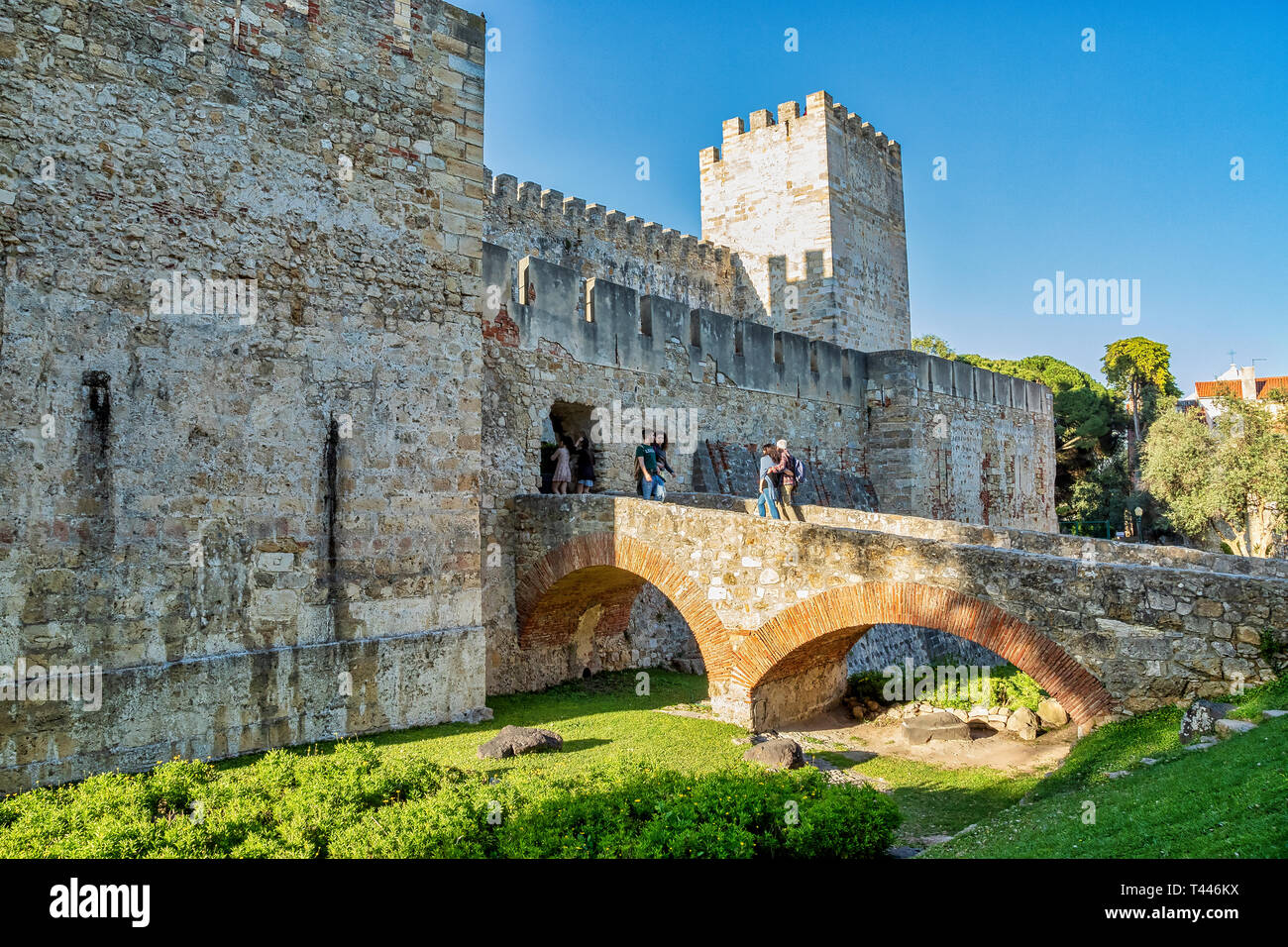 Besucher über die Brücke auf das Schloss São Jorge in Lissabon, Portugal Stockfoto